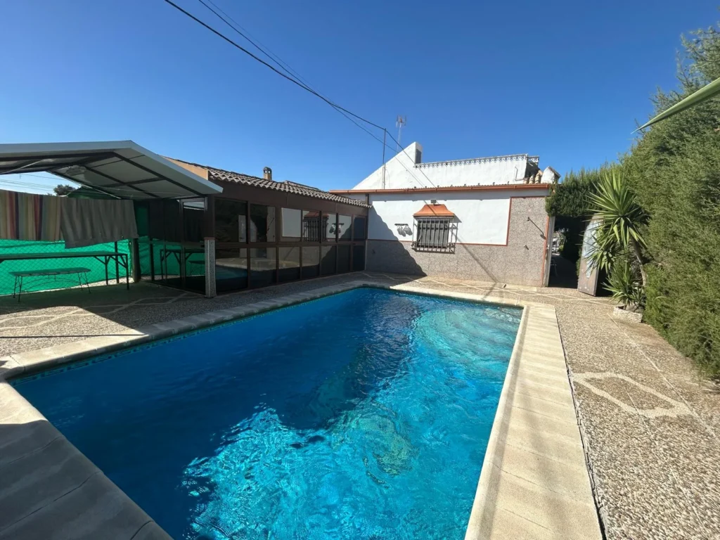 Chalet con piscina-El Cuervo