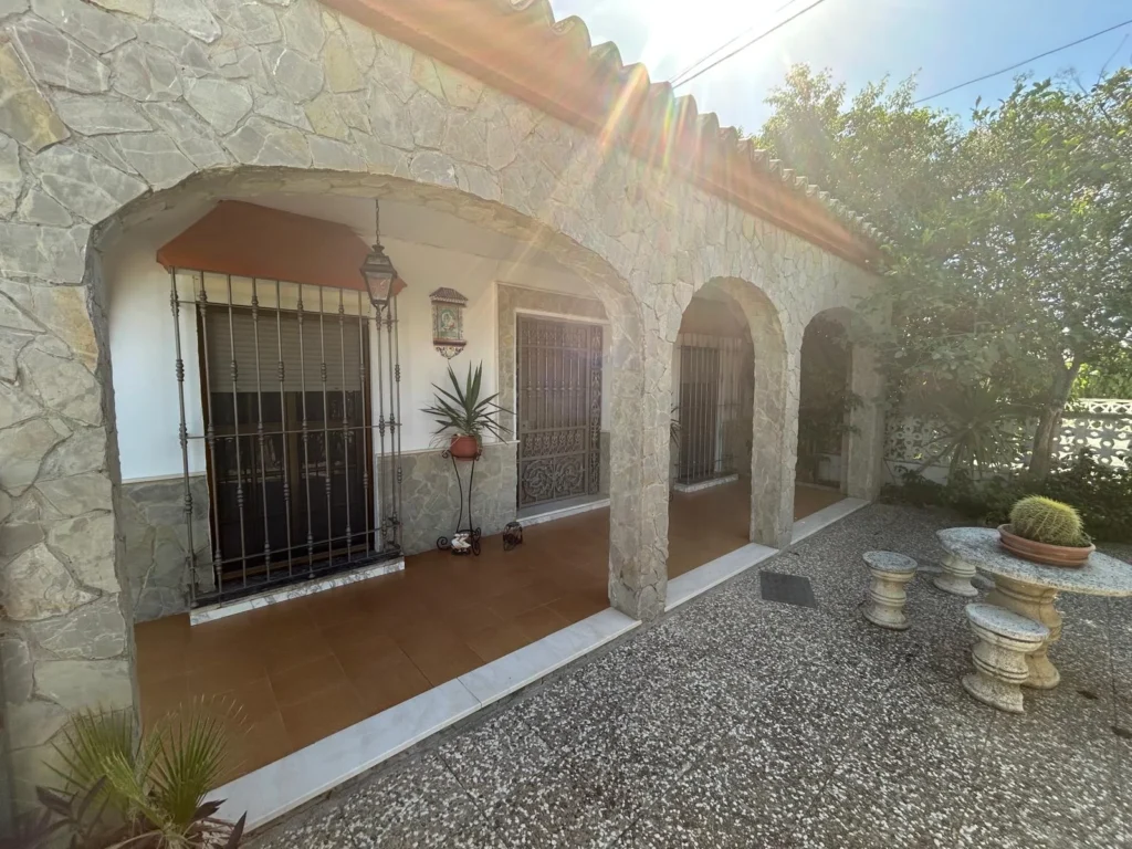 Chalet con piscina-El Cuervo