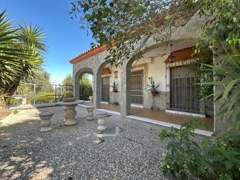 Chalet con piscina-El Cuervo