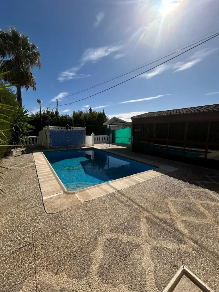 Chalet con piscina-El Cuervo