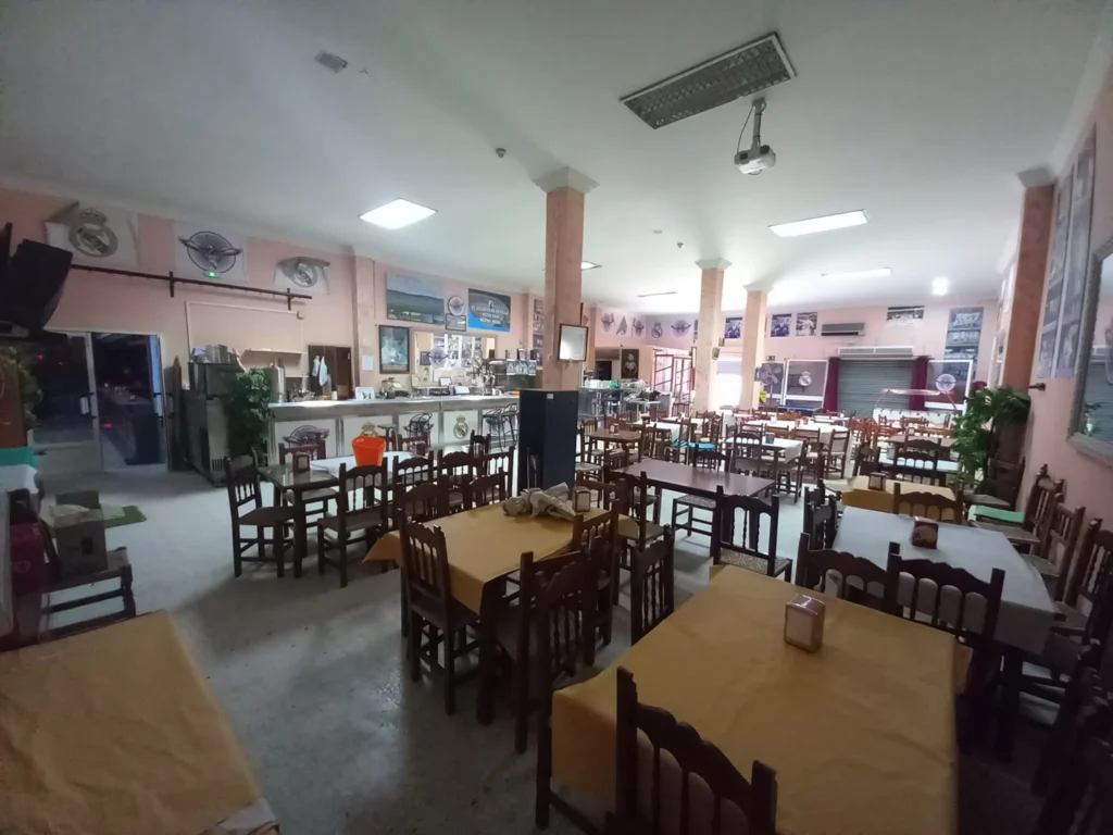Salones comerciales y discoteca en venta-El Cuervo