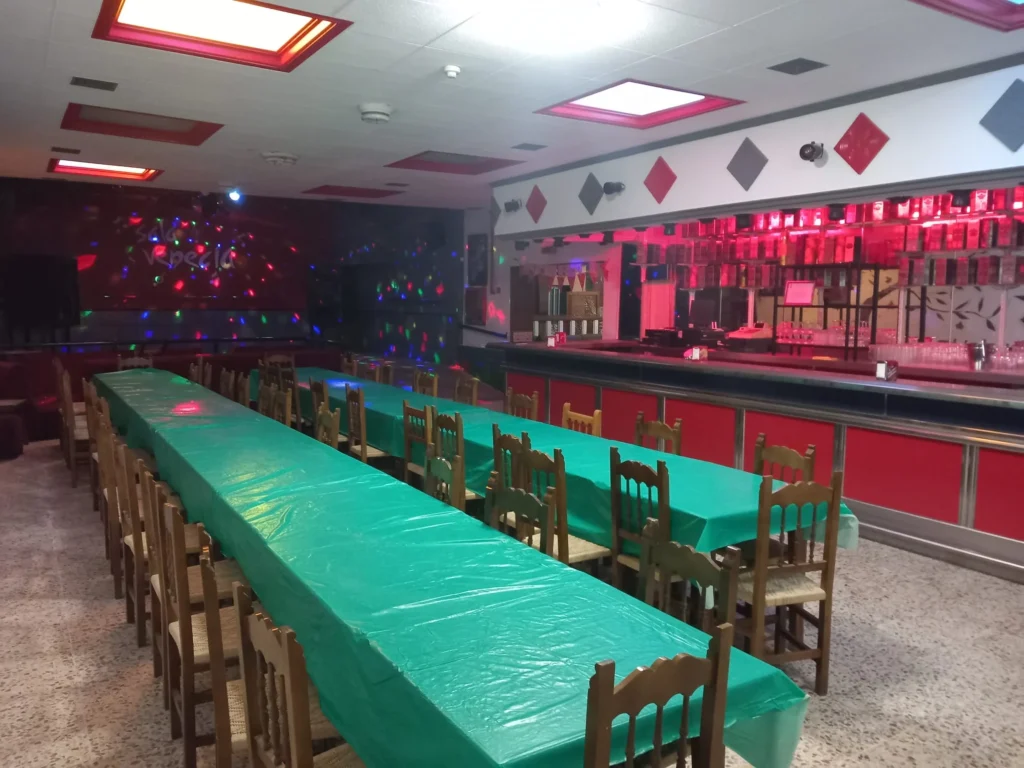 Salones comerciales y discoteca en venta-El Cuervo