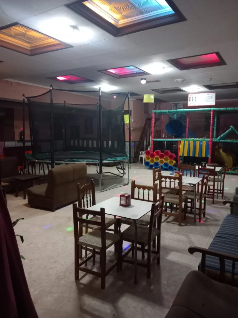 Salones comerciales y discoteca en venta-El Cuervo