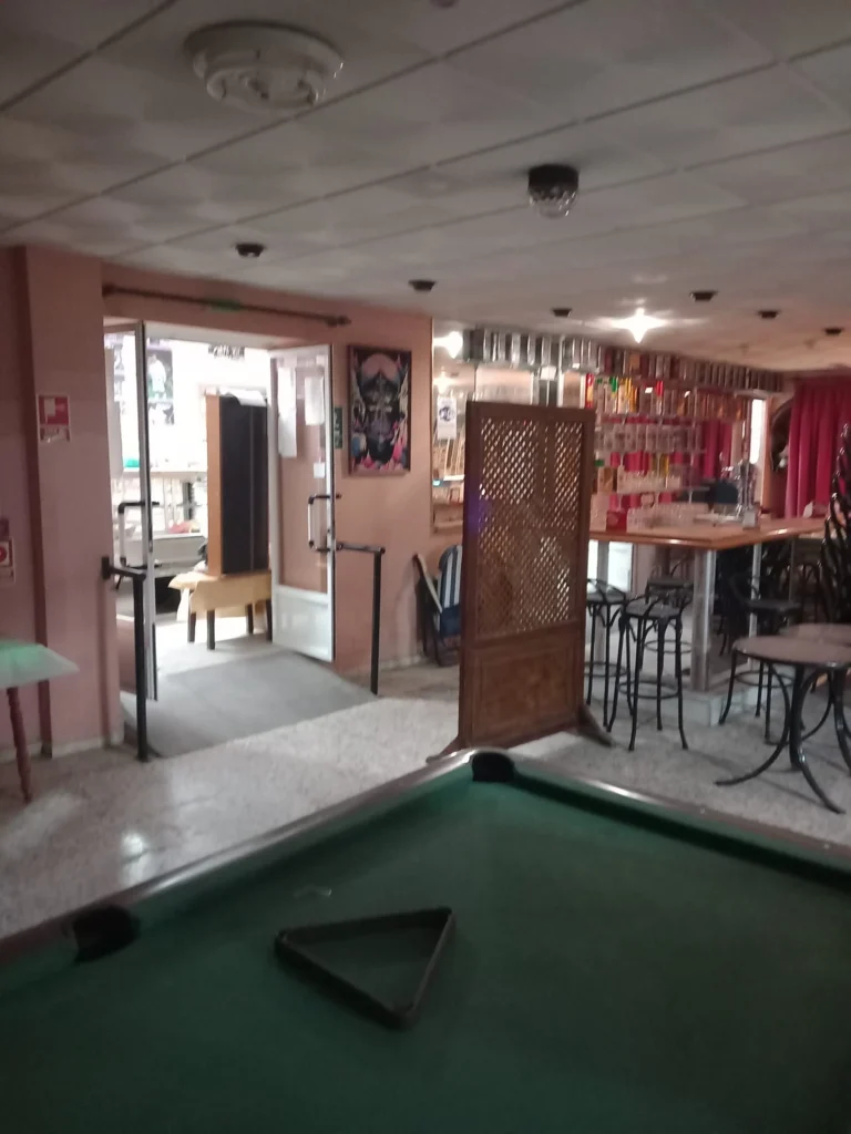 Salones comerciales y discoteca en venta-El Cuervo